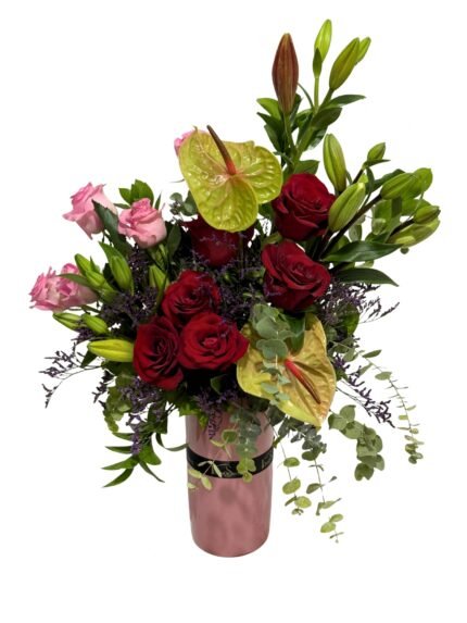 Blush Kiss Valentine’s flower arrangement with red and pink roses in a pink porcelain vase by Flowsent – flower delivery in Cairo and Giza