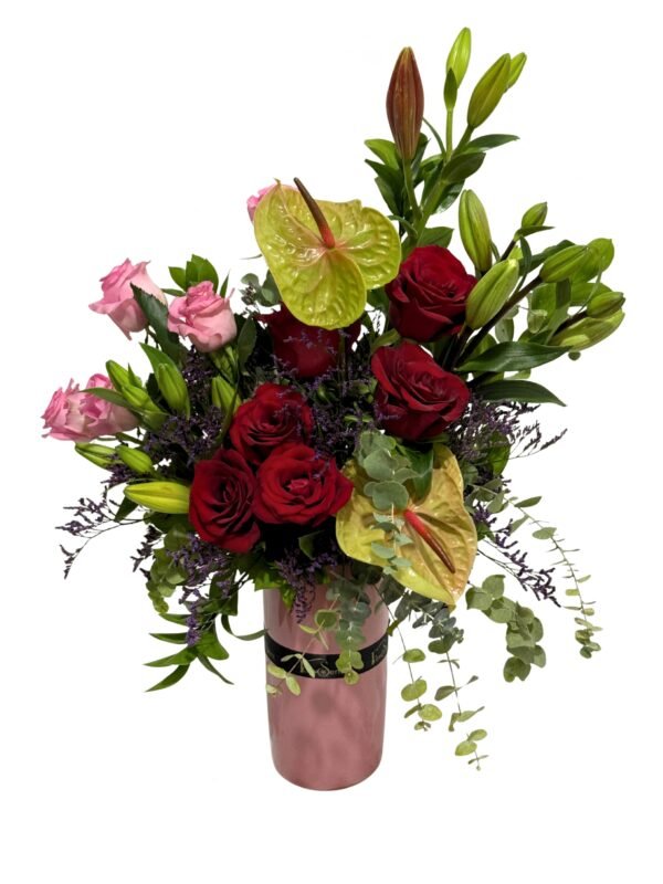 Blush Kiss Valentine’s flower arrangement with red and pink roses in a pink porcelain vase by Flowsent – flower delivery in Cairo and Giza